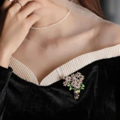 AILONMEI Elegant Pearl Flower Designer Brooch Pins Broches Costume Jewelry For Women Fashion Christmas Gift -Xmas Mart Sales 81JbJzAvvuL. AC UL1500