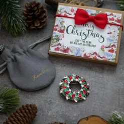 RareLove Vintage Christmas Wreath Brooch,Red Green Rhinestone Crystal Christmas Brooch Pins And Brooches For Women Girls Silver Plated Alloy,Holiday Brooch Jewelry -Xmas Mart Sales 91Xx dNa8L. AC UL1500